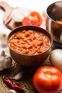 Hint sosu için soğan domatesli masala ya da püre, çiğ tamatar, ödeme ve lehsun ve kırmızı biber ile servis edilir, seçici odaklı.