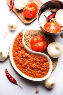 Hint sosu için soğan domatesli masala ya da püre, çiğ tamatar, ödeme ve lehsun ve kırmızı biber ile servis edilir, seçici odaklı.