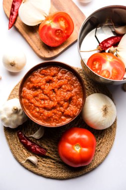 Hint sosu için soğan domatesli masala ya da püre, çiğ tamatar, ödeme ve lehsun ve kırmızı biber ile servis edilir, seçici odaklı.