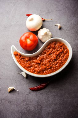 Hint sosu için soğan domatesli masala ya da püre, çiğ tamatar, ödeme ve lehsun ve kırmızı biber ile servis edilir, seçici odaklı.