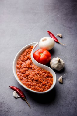 Hint sosu için soğan domatesli masala ya da püre, çiğ tamatar, ödeme ve lehsun ve kırmızı biber ile servis edilir, seçici odaklı.