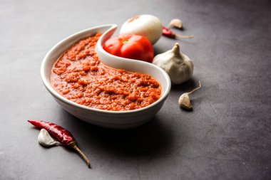 Hint sosu için soğan domatesli masala ya da püre, çiğ tamatar, ödeme ve lehsun ve kırmızı biber ile servis edilir, seçici odaklı.