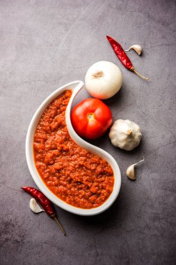 Hint sosu için soğan domatesli masala ya da püre, çiğ tamatar, ödeme ve lehsun ve kırmızı biber ile servis edilir, seçici odaklı.