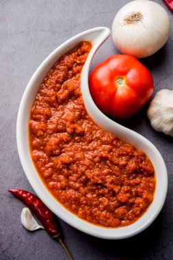 Hint sosu için soğan domatesli masala ya da püre, çiğ tamatar, ödeme ve lehsun ve kırmızı biber ile servis edilir, seçici odaklı.