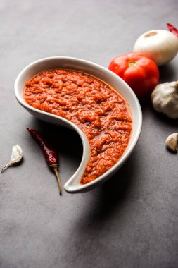 Hint sosu için soğan domatesli masala ya da püre, çiğ tamatar, ödeme ve lehsun ve kırmızı biber ile servis edilir, seçici odaklı.