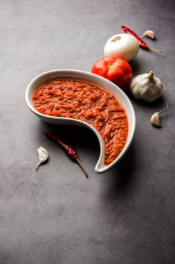 Hint sosu için soğan domatesli masala ya da püre, çiğ tamatar, ödeme ve lehsun ve kırmızı biber ile servis edilir, seçici odaklı.