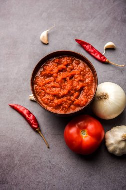 Hint sosu için soğan domatesli masala ya da püre, çiğ tamatar, ödeme ve lehsun ve kırmızı biber ile servis edilir, seçici odaklı.