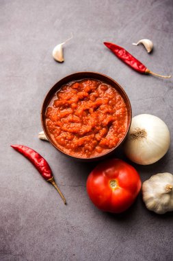 Hint sosu için soğan domatesli masala ya da püre, çiğ tamatar, ödeme ve lehsun ve kırmızı biber ile servis edilir, seçici odaklı.
