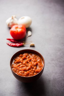 Hint sosu için soğan domatesli masala ya da püre, çiğ tamatar, ödeme ve lehsun ve kırmızı biber ile servis edilir, seçici odaklı.