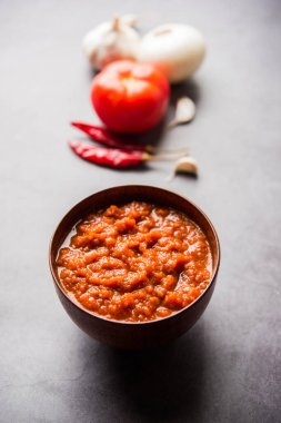 Hint sosu için soğan domatesli masala ya da püre, çiğ tamatar, ödeme ve lehsun ve kırmızı biber ile servis edilir, seçici odaklı.