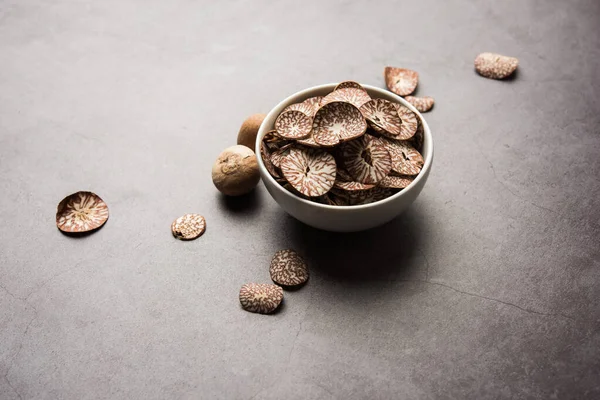 Hindistan 'da Supari dilimleri olarak da bilinen bir kasede Betel fındık cipsi, Paan Masala' da kullanılır.