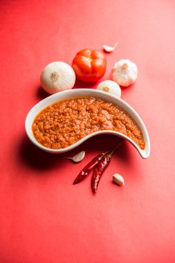 Hint sosu için soğan domatesli masala ya da püre, çiğ tamatar, ödeme ve lehsun ve kırmızı biber ile servis edilir, seçici odaklı.