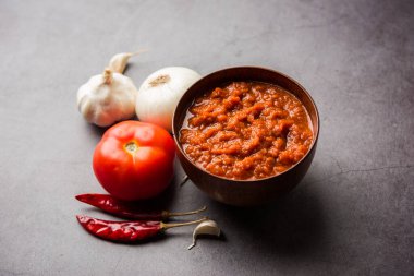 Hint sosu için soğan domatesli masala ya da püre, çiğ tamatar, ödeme ve lehsun ve kırmızı biber ile servis edilir, seçici odaklı.