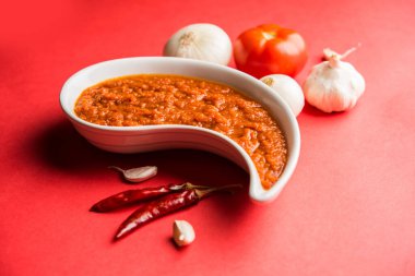 Hint sosu için soğan domatesli masala ya da püre, çiğ tamatar, ödeme ve lehsun ve kırmızı biber ile servis edilir, seçici odaklı.