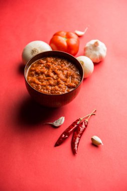 Hint sosu için soğan domatesli masala ya da püre, çiğ tamatar, ödeme ve lehsun ve kırmızı biber ile servis edilir, seçici odaklı.