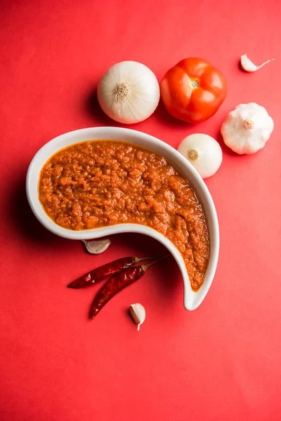 Hint sosu için soğan domatesli masala ya da püre, çiğ tamatar, ödeme ve lehsun ve kırmızı biber ile servis edilir, seçici odaklı.