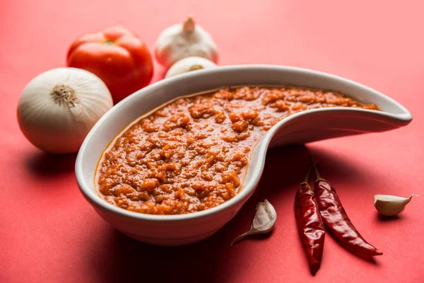 Hint sosu için soğan domatesli masala ya da püre, çiğ tamatar, ödeme ve lehsun ve kırmızı biber ile servis edilir, seçici odaklı.