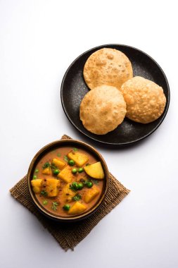 Aloo Puri veya kızarmış Poori ile patates körisi, popüler Hint kahvaltısı / öğle yemeği / akşam yemeği menüsü.