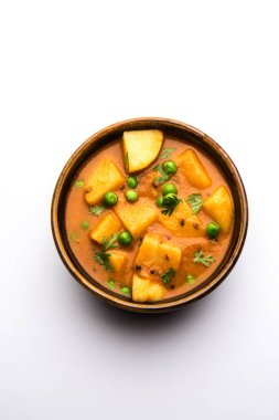 Aloo Curry Sabzi 'nin yaptığı haşlanmış patates ve bezelye. Bir kasede ya da Karahi 'de servis edilmiş, seçici bir odak noktası.