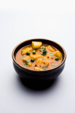 Aloo Curry Sabzi 'nin yaptığı haşlanmış patates ve bezelye. Bir kasede ya da Karahi 'de servis edilmiş, seçici bir odak noktası.
