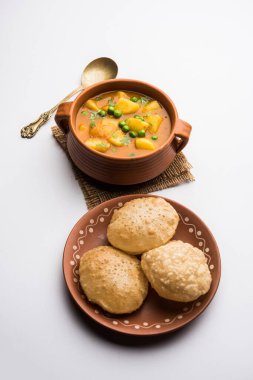 Aloo Puri veya kızarmış Poori ile patates körisi, popüler Hint kahvaltısı / öğle yemeği / akşam yemeği menüsü.