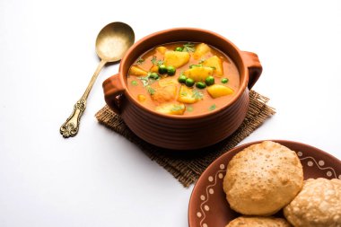 Aloo Puri veya kızarmış Poori ile patates körisi, popüler Hint kahvaltısı / öğle yemeği / akşam yemeği menüsü.