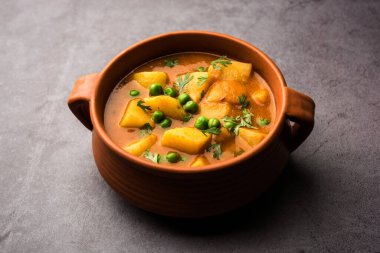 Aloo Curry Sabzi 'nin yaptığı haşlanmış patates ve bezelye. Bir kasede ya da Karahi 'de servis edilmiş, seçici bir odak noktası.