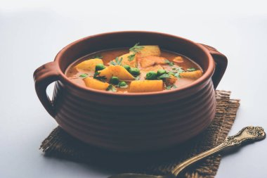 Aloo Curry Sabzi 'nin yaptığı haşlanmış patates ve bezelye. Bir kasede ya da Karahi 'de servis edilmiş, seçici bir odak noktası.