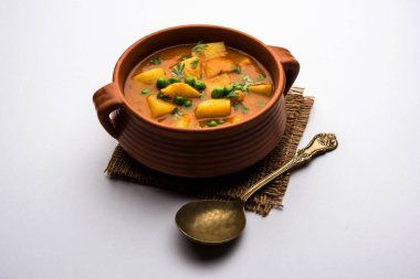 Aloo Curry Sabzi 'nin yaptığı haşlanmış patates ve bezelye. Bir kasede ya da Karahi 'de servis edilmiş, seçici bir odak noktası.