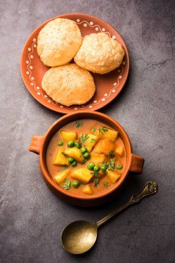 Aloo Puri veya kızarmış Poori ile patates körisi, popüler Hint kahvaltısı / öğle yemeği / akşam yemeği menüsü.