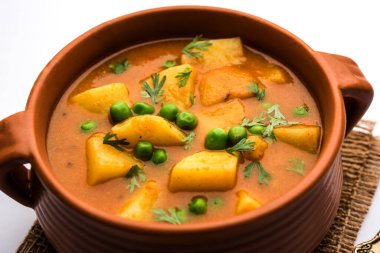 Aloo Curry Sabzi 'nin yaptığı haşlanmış patates ve bezelye. Bir kasede ya da Karahi 'de servis edilmiş, seçici bir odak noktası.