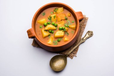 Aloo Curry Sabzi 'nin yaptığı haşlanmış patates ve bezelye. Bir kasede ya da Karahi 'de servis edilmiş, seçici bir odak noktası.