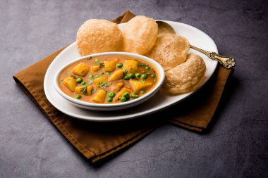 Aloo Puri veya kızarmış Poori ile patates körisi, popüler Hint kahvaltısı / öğle yemeği / akşam yemeği menüsü.