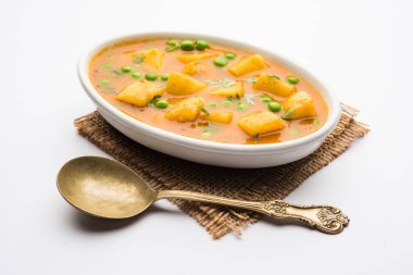 Aloo Curry Sabzi 'nin yaptığı haşlanmış patates ve bezelye. Bir kasede ya da Karahi 'de servis edilmiş, seçici bir odak noktası.