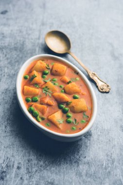 Aloo Curry Sabzi 'nin yaptığı haşlanmış patates ve bezelye. Bir kasede ya da Karahi 'de servis edilmiş, seçici bir odak noktası.