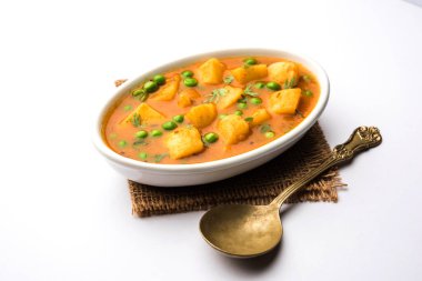 Aloo Curry Sabzi 'nin yaptığı haşlanmış patates ve bezelye. Bir kasede ya da Karahi 'de servis edilmiş, seçici bir odak noktası.