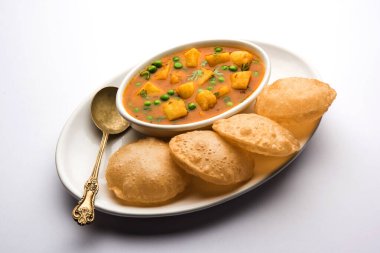 Aloo Puri veya kızarmış Poori ile patates körisi, popüler Hint kahvaltısı / öğle yemeği / akşam yemeği menüsü.