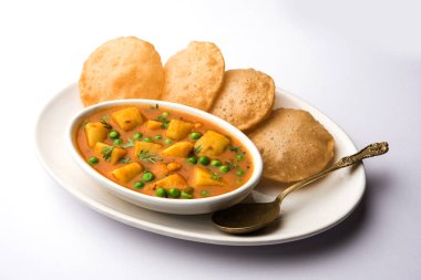 Aloo Puri veya kızarmış Poori ile patates körisi, popüler Hint kahvaltısı / öğle yemeği / akşam yemeği menüsü.