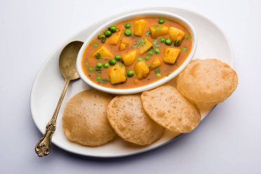 Aloo Puri veya kızarmış Poori ile patates körisi, popüler Hint kahvaltısı / öğle yemeği / akşam yemeği menüsü.