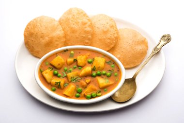 Aloo Puri veya kızarmış Poori ile patates körisi, popüler Hint kahvaltısı / öğle yemeği / akşam yemeği menüsü.