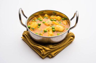 Aloo Curry Sabzi 'nin yaptığı haşlanmış patates ve bezelye. Bir kasede ya da Karahi 'de servis edilmiş, seçici bir odak noktası.