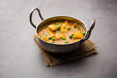 Aloo Curry Sabzi 'nin yaptığı haşlanmış patates ve bezelye. Bir kasede ya da Karahi 'de servis edilmiş, seçici bir odak noktası.