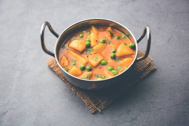 Aloo Curry Sabzi 'nin yaptığı haşlanmış patates ve bezelye. Bir kasede ya da Karahi 'de servis edilmiş, seçici bir odak noktası.