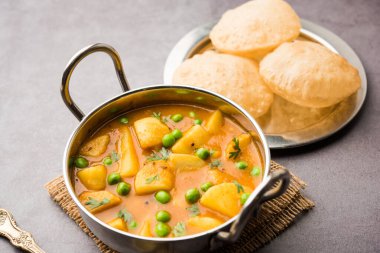 Aloo Puri veya kızarmış Poori ile patates körisi, popüler Hint kahvaltısı / öğle yemeği / akşam yemeği menüsü.