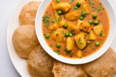 Aloo Puri veya kızarmış Poori ile patates körisi, popüler Hint kahvaltısı / öğle yemeği / akşam yemeği menüsü.