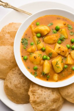 Aloo Puri veya kızarmış Poori ile patates körisi, popüler Hint kahvaltısı / öğle yemeği / akşam yemeği menüsü.