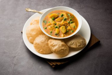 Aloo Puri veya kızarmış Poori ile patates körisi, popüler Hint kahvaltısı / öğle yemeği / akşam yemeği menüsü.