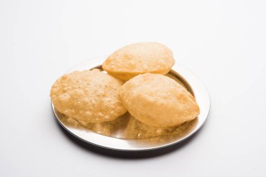 Sade Puri tabakta servis edilir. Hindistan usulü kızarmış ekmek. Kepekli un, popüler ana yemek ya da kahvaltı tarifi. 