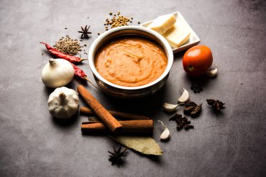 Paneer Butter Masala için Kuzey Hindistan temel köri ya da malzemelerle gösterilmiş tavuk makhanwala tarifi, bir kasede servis edilir. seçici odak