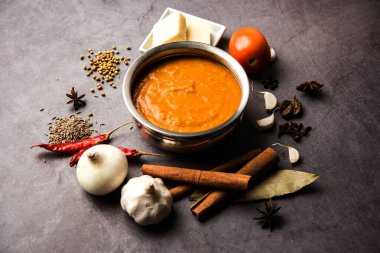 Paneer Butter Masala için Kuzey Hindistan temel köri ya da malzemelerle gösterilmiş tavuk makhanwala tarifi, bir kasede servis edilir. seçici odak